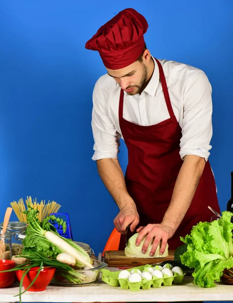 Koken werkt in de keuken met groenten en gereedschap. — Stockfoto