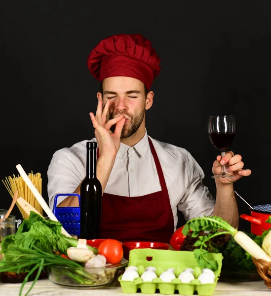 Italiaans drank en sommelier concept. Koken werkt in de keuken — Stockfoto