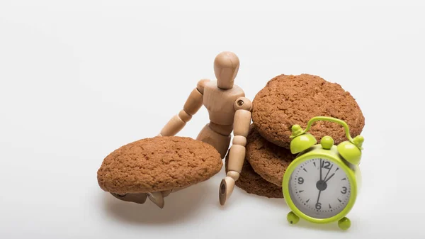 Cookies i stack och trä leksak på vit bakgrund — Stockfoto