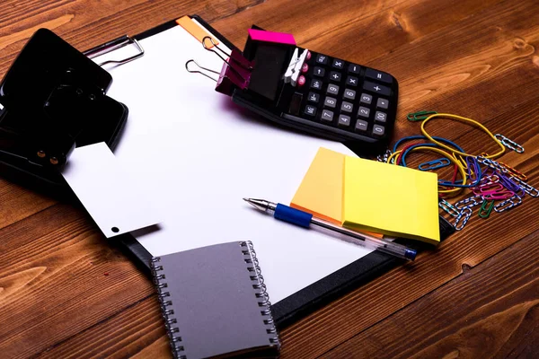 Concepto de idea de negocio. Papelería y calculadora. Cuaderno, carpeta de clip — Foto de Stock