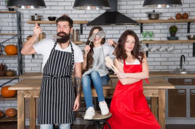 Aile babası ve kızı birlikte yemek pişiriyor, mutfak sanatı konsepti.