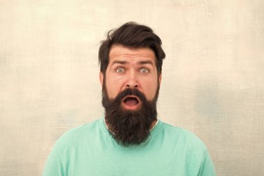 Şok oldum. Ne olduğunu merak ediyorum. Hipster görünümü. Sakallı hippi sakallı adam. Güzel sakal ve bıyık bakımı. Sakal ve berber konsepti. Dünyanın dört bir yanındaki erkek güzelliği algıları