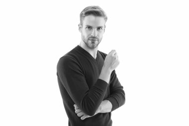 Erkek güzellik standartları. Erkekler için sonbahar modası. Kendine güvenen iş adamının şık bir saç kesimi var. Karizmatik bir adam. Beyaz tenli yakışıklı, tıraşsız bir adam. Mor kazaklı adam. Moda blogu yazan adam