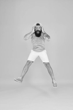 Havada. Yaz tatili partisi. Vahşi hippi yükseğe zıplar. En sevdiği şarkı. Olgun DJ enerji dolu. Özgürlüğü hisset. Başarıyı kutlamak. Sakallı adam müzik dinler. Mutlu adam kulaklık takıyor.