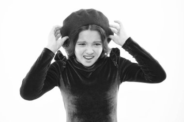 Lütfen, hayır. Çocukluk kavramı. Beyaz tenli küçük bir güzellik. Çocuğun mükemmel bir teni ve saçı var. Paris 'li kadın. Fransız bereli mutsuz çocuk. Retro çocuk modası. Güzel küçük kız kırmızı şapka takıyor.