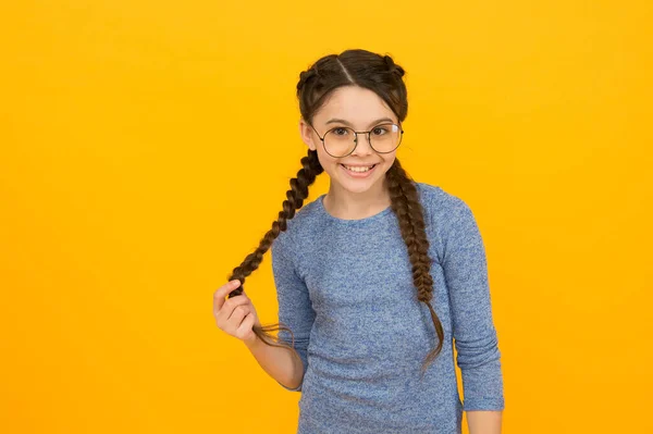 Intelectual. Bonita aluna. Criança esperta. Feliz infância. Adoro estudar. Bebé esperto. Uma estudante romântica. Um nerd adorável da escola. A miúda usa óculos de proteção. Voltar ao conceito de escola — Fotografia de Stock