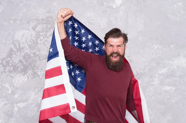 Hombre hipster americano celebra el día de la independencia con bandera nacional, concepto de protesta social — Foto de Stock