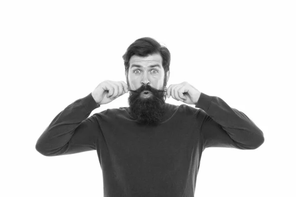 Émotions faciales humaines. homme barbu émotionnel enrouler sa moustache. salon de coiffure masculin. étonné hipster avec barbe. mode et beauté des cheveux. brutal mature homme exprimant surprise — Photo