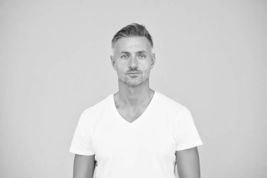 Süper adam. Soyut mavi arka plan. Beyaz orta yaşlı bir adam. Sıradan tarzda yakışıklı bir adam. Moda ve tarz. Sakallı, tıraşsız bir adam. Berber dükkanı. Kuaför salonu.