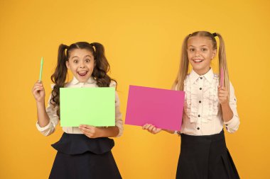 Kendi projelerini sunan çocuklar. Ana konuyu açıkla. Kız okul üniforması posteri. Görsel iletişim konsepti. Okul arkadaşlığı. Liseli kızlar gösteri afişi. Sunum poster kopyalama alanı