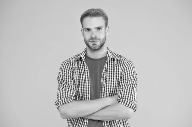 Kendine güveniyorsun. Kendine güvenen adam kollarını kavuşturur. Moda modelinin kendine güveni tam. Erkek giyim mağazası. Sıradan bir tarz. Moda modası. Tarzına güvenerek.