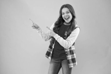 Öylece geçip gitme. Pembe arka plana bakan mutlu kız. İşaret hareketleriyle küçük bir çocuk. İşaret parmağı işaret ediyor. Reklam için işaret. Terfi için bilgi. Görünürlük kazan, alanı kopyala