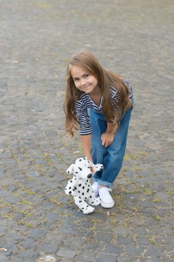 Oyun basit bir eğlencedir. Oyuncak köpekle dışarıda mutlu bebek oyunları. Çocuk gelişimi. Oyunlar ve aktiviteler. Dostlar ve arkadaşlık. Oyuncak dükkanı. Oynayarak öğrenmek
