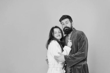 Uykulu insanlar mavi arka plan. Birkaç uykulu yüz ev kıyafetleri. Bütün gün pijama. Bornozlu bir çift. Sabahları uykulu ve zayıf. Karantinada hayatta kalan tavsiye ilişkileri. Sabah rutini