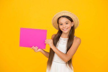 Yeni gelenler. çocukluk mutluluğu. Mutlu çocuklar günü. Kopya alanı için kağıt sayfası. Kampta yaz etkinliği. Çocuklar için tatil duyurusu. Küçük kız hasır plaj şapkası takıyor. moda ve güzellik