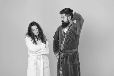 Bütün gün pijama. Karantina konsepti. Uykulu insanlar mavi arka plan. Bornozlu bir çift. Uyku bozuklukları. Sabahları uykulu ve zayıf. Sabah rutini. Uyumak için birkaç tane uykulu yüz kıyafeti.