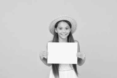 En iyi servis. Sarı arka planda hasır şapkalı mutlu kız. Romantik kız gezginlerin aksesuarları. Retro çocuk sürpriz yaptı. Duyuru ve bilgi. Elinde kağıt olan, tropik zarif bir kız. Boşluğu kopyala