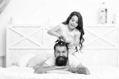 Küçük kız babasıyla oynuyor. Sakallı adam baba çocukla eğleniyor. Çocuklar Günü 'nde. Sevgi ve güven. Komik saçlı kız ve baba. Kuaför ve berber dükkanı. Mutlu aile günleri.