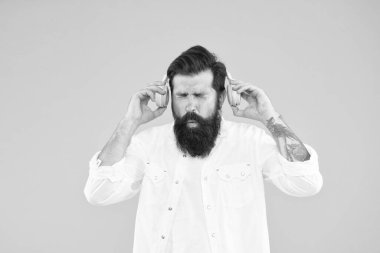 Aman Tanrım. Bu şarkıyı sevmiyorum. Hipster partisine hazırım. Yaz erkek modası. Yeni teknoloji ve dijital cihaz. Rahatlamak için modern aksesuar. Şok olmuş kulaklıklı adam müzik dinliyor. çok gürültülü ve gürültülü