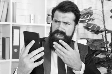 Bazı yanlış bilgiler. İşadamı cep telefonundaki mesajları okuyor. İşle ilgili bilgi. Bilgi ve iletişim. Bilgi ve yeni teknoloji. Modern hayat