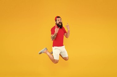 Komik hippi adam yüksekten atlıyor. Hayallerinin peşinden git. Serbest atlayış. Eğlence zamanı. İndirim ve indirim. Yaz tatili. Aktif yaşam tarzının tadını çıkarıyorum. Hayat devam ediyor.