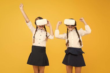 Çok gerçekçi. Mutlu çocuklar modern teknolojiyi kullanır. Sanal gerçeklik. VR kulaklıklı küçük kızlar. Gelecekteki eğitim. Okula dönüyorum. Dijital gelecek ve yenilik. Çocuklar kablosuz VR gözlük takıyor