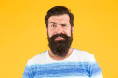 Duygusal zeka. Sakallı, şık, sarı sakallı bir adam. Berber servisi. Kuaför salonu. Süslü bıyık. Erkek portresi. Berber ipuçları. Sakal ve bıyık. Hippi tarzı. Sakal modası.