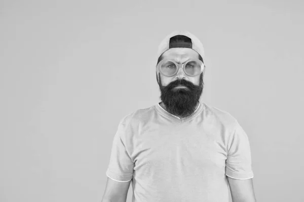 Skäggig man bär glasögon i hipsterstil. manligt sommarfestmode. En läskig man med skägg och mustasch. man i roliga glasögon på gul bakgrund. Ha det så kul. Partytillbehör. kopieringsutrymme — Stockfoto