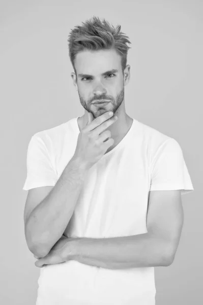 Prendre soin de la peau. bel homme avec des poils. coiffure tendance chez le coiffeur. beauté masculine et mode. collection d'été. Portrait de jeune homme. cheveux peignés homme portant des vêtements décontractés. étudiants vie — Photo