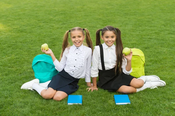 学校の庭で授業後にリラックスする学校の友人、ランチタイムのコンセプト — ストック写真