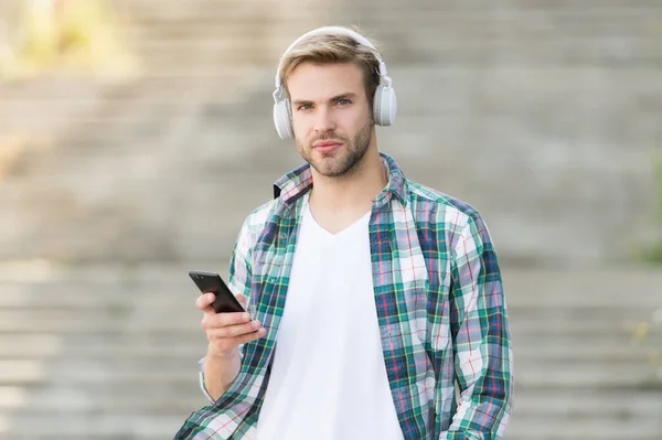 Απασχολημένος άνθρωπος ασύρματα ακουστικά χρησιμοποιούν smartphone, κατεβάσετε την έννοια της εφαρμογής — Φωτογραφία Αρχείου