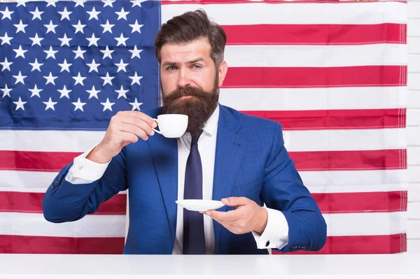 Επιχειρηματίας επίσημο κοστούμι όμορφος άνδρας πίνοντας καφέ, την έννοια της ενεργειακής επιβάρυνσης — Φωτογραφία Αρχείου
