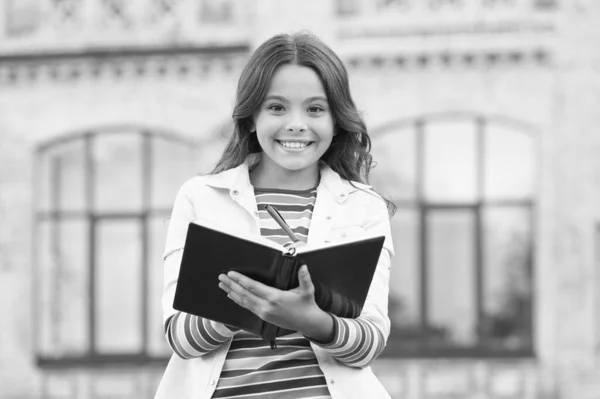 Literatuur en taal studeren. Kennisdag. Inspiratie concept. Bond over je favoriete boeken en liefde voor literatuur. Kinderbibliotheekboek buiten. Een klein meisje gaat naar de bibliotheek. Schoolbibliotheek — Stockfoto