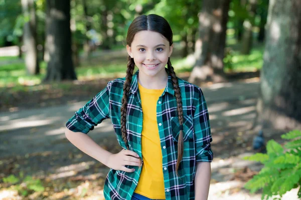 Det är din tur att lysa. Skönhet utseende barn flicka. Glad barnleende sommar utomhus. Ett litet barn i avslappnad stil. Modetrend. Trendig stil. Barnomsorg och barndom. Internationella barnens dag — Stockfoto