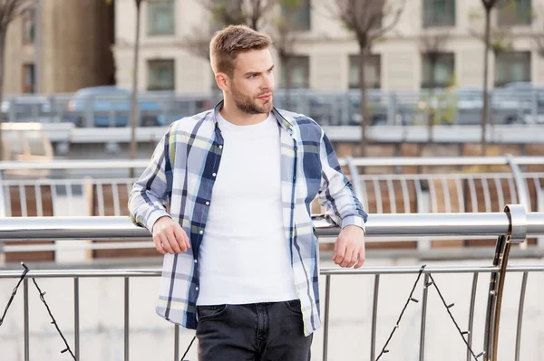 Style de vie branché. Une personne à la mode s'appuie sur une rampe urbaine à l'extérieur. Beau mec dans un style décontracté. Style mode. Une tenue élégante. Boutique à la mode. Magasin de vêtements pour hommes. Armoire tous les jours — Photo