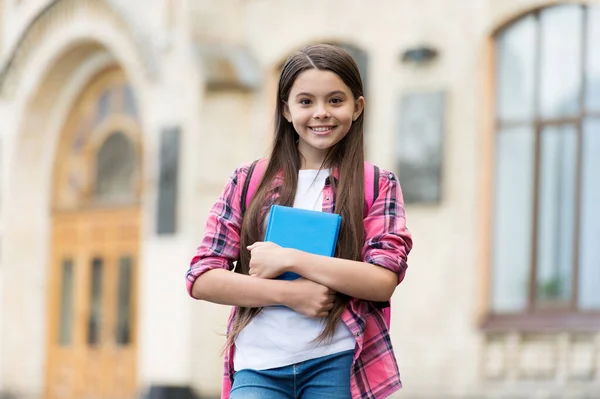 Um bom aprendiz. Criança feliz aprende na escola primária. Ensino fundamental. 1 de Setembro. Dia do conhecimento. Aprenda observando e explorando. Onde a aprendizagem começa — Fotografia de Stock