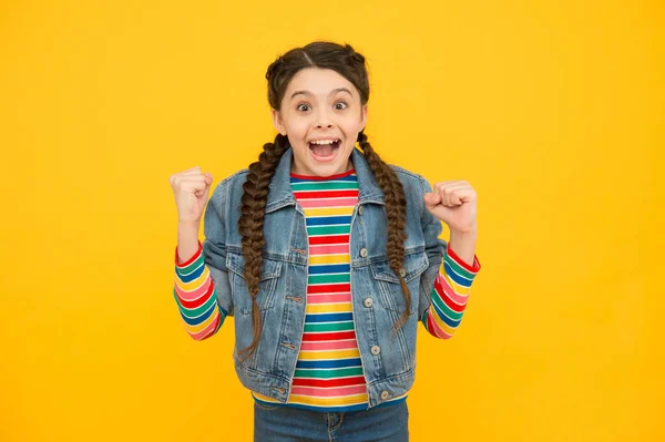 Feliz niña con trenzas usar ropa de mezclilla, emocionado por el concepto de venta — Foto de Stock