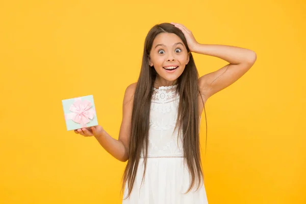 Oh, Dios mío. Feliz infancia. vacaciones de verano alegre. niño con caja de regalo. belleza despreocupada ir de compras el lunes cibernético. niño sorprendido compartir caja presente. niño pequeño listo para la fiesta de celebración —  Fotos de Stock