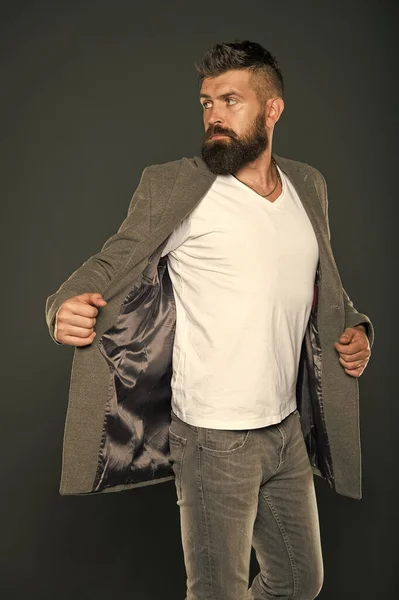 Ropa de hombre. Hipster usa ropa cómoda. Hombre caucásico con apariencia brutal. Hombre barbudo con bigote y barba en la cara sin afeitar en estilo brutal. Brutal hipster vistiendo ropa casual. Tienda de ropa — Foto de Stock