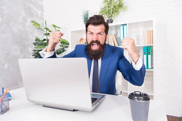 Mann inspirierte Manager arbeiten online Laptop, erfolgreiches Tageskonzept — Stockfoto