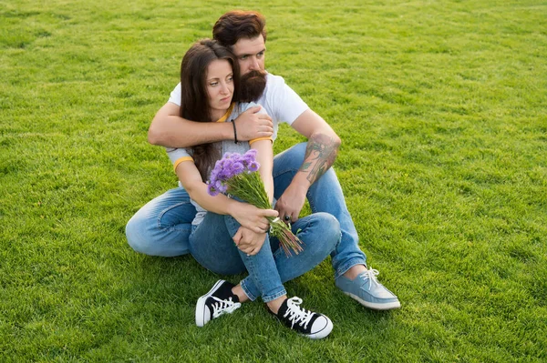 Casal despreocupado no amor abraço relaxar no parque, amor e conceito de apoio — Fotografia de Stock