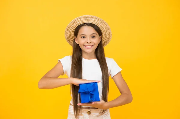 Kislány hosszú haj nyári kalap hold ajándék doboz, nyaralás szuvenír koncepció — Stock Fotó