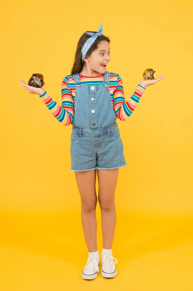 Girl happy excited delicious cupcakes, enjoy dezert concept — Stock fotografie