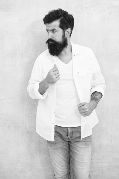 Tenue de vacances. Simple et confortable. Mode d'été. Tenue décontractée homme barbu. Modèle de mode. Mature beau hipster avec barbe porter chemise blanche. Collection d'été. Concept de vêtements pour hommes. Vêtements de mode — Photo