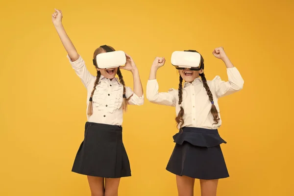 Tão real. Crianças felizes usam tecnologia moderna. realidade virtual. meninas pequenas no fone de ouvido VR. educação futura. de volta à escola. Futuro digital e inovação. crianças usam óculos VR sem fio — Fotografia de Stock