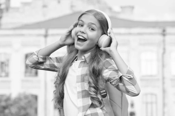 Lezione di canto. Cantante felice all'aperto. Canto una canzone. Alla bambina piace cantare a ritmo di musica. Scuola di musica. Esercizi vocali. Lezione privata. Mi piace cantare da solo. Musica per voce — Foto Stock