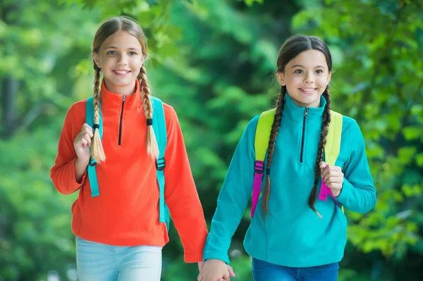 Mädchen Backpacker Freunde Fleece Kleidung Rucksäcke Wald Hintergrund, Familienwanderung Konzept — Stockfoto