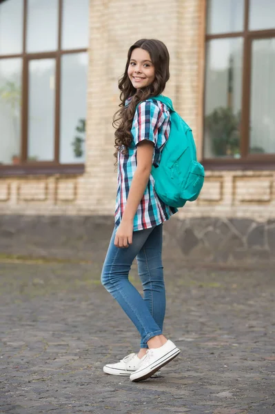 Hon har bra stil. Glad tjej i avslappnad stil. Res stil mode. Trendiga streetwear. Snygga kläder. Barnens garderob. Sommarsemester. Att vara på väg på resa — Stockfoto