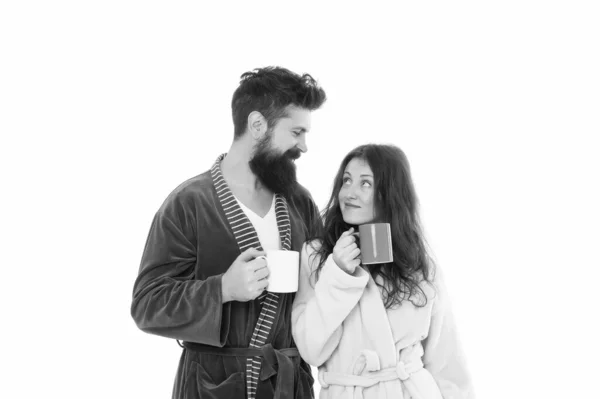 Elaboración de café especial fácil. Pareja en ropa doméstica disfrutar del café de la mañana. Los albornoces de hombre y mujer beben café. Momentos acogedores. La preparación por lotes se vierte sobre el café creado con ayuda de la máquina — Foto de Stock