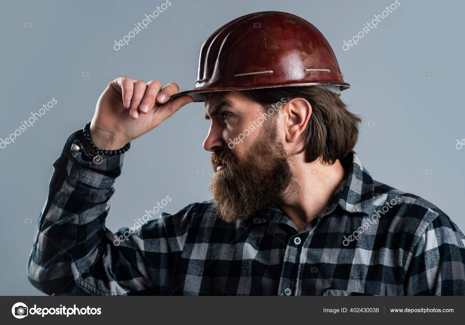 Industriarbetare i hjälm. man med hatt. byggnadsarbetare i hatt. ingenjör  arkitekt arbetar i skyddshjälm. Brutal tekniker byggare. fabriksarbetare  mekaniker — Stockfotografi © stetsik #402430038